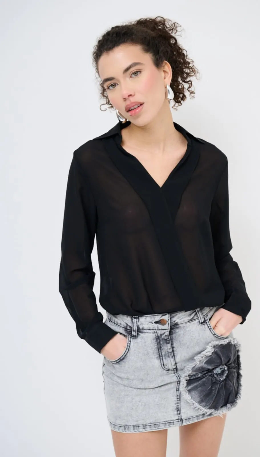 Camicia Kikisix in georgette con incrocio e scollo a V