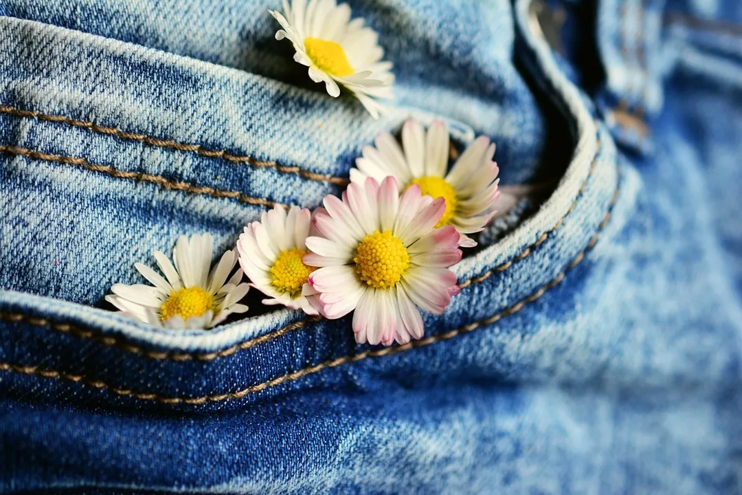 Jeans primavera estate 2025 tessuti riciclati - la nuova tendenza del 2025